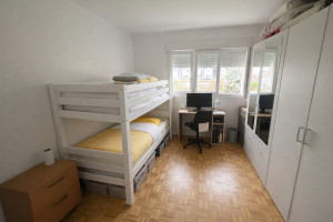 Photo de galerie - Transformation d'une chambre grâce à un ménage approfondi et un rangement méthodique.l'espace est désormais propre,dégagé et agréable à vivre.