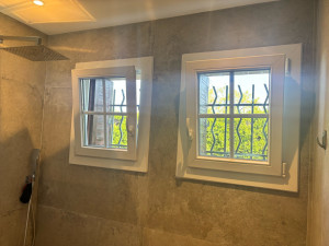 Photo de galerie - Fourniture et installation de 2 fenêtres en PvC blanc avec petit bois incorporé 
