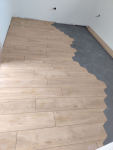 Photo de galerie - Pose de carrelage imitation parquet en venant faire des découpes pour s’ajuster autour d’un carrelage octogonal existant 