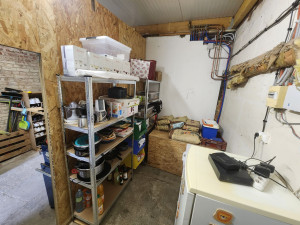 Photo de galerie - -Montage des étagères
-Réalisation d’un bloc en OSB pour utiliser l’espace au dessus d’une trape d’accès à la cave condamnée
-Aménagement de l’espace