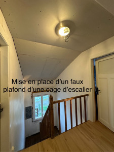 Photo de galerie - Mise en place d’un faux plafond dans une cage d’escalier hauteur 6,20