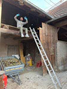 Photo de galerie - Toujours dans la bonne humeur pour évacuer les encombrants même dans des lieux compliqué d’accès ?