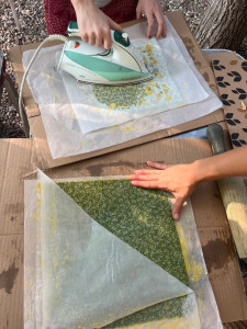 Photo de galerie - Atelier beewax dans un petit village, c’est une alternative naturelle pour remplacer le film plastique pour couvrir les aliments par exemple ! 