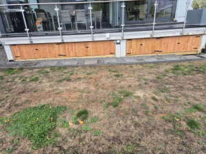 Photo de galerie - Portail ouvrable sous terrasse 