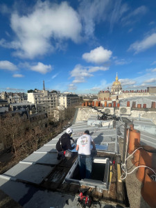 Photo de galerie - Creation d’un nouveau velux sur une toiture en Zinc à Paris 7