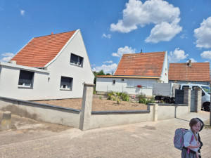 Photo de galerie - Création de muret avec un pilier, avec pose de couvertine et un crépis traditionnel talocher et pour finir égalisation de terre végétale sur le terrain 
