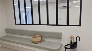 Photo de galerie - Ajout d'une séparation entre une entrée et une salle d'attente 
