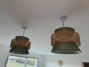 Photo de galerie - Installation de ses deux jolis luminaires suspendu 