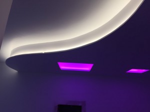 Photo de galerie - Double plafond en forme de piano, ruban led (type néon), avec boite lumineuse avec ruban RVB 14,4 W/m sur télécommande, trappe d'accès