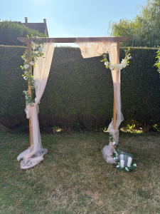 Photo de galerie - Décoration pour un baptême, arche en bois peut être installe pour vos photos