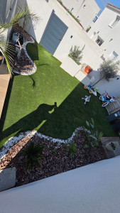 Photo de galerie - Pose de pelouse synthétique, et aménagements de jardin