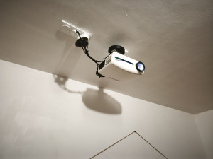 Photo de galerie - Pause et installation projecteur et écran en plafonnier 