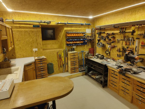 Photo de galerie - Aménagement complet d'un atelier : isolation ventilée laine de bois, électricité, charpente et plafond isolé, agencement général.