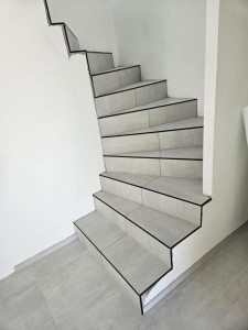 Photo de galerie - Pose de carrelages sur escaliers 