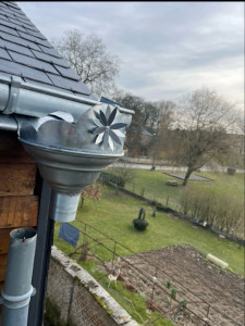 Photo de galerie - Descentes de gouttière en zinc naturel façonné selon le souhait du client 