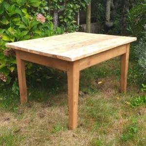 Photo de galerie - Restauration d'une table avec des planches de palette