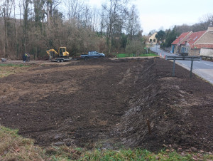 Photo de galerie - Terrassement, remise en forme d'un talus. 
remise à plat d'une prairie pour engazonnement 
