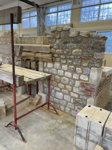Photo de galerie - Montage d’un mur en pierre avec des briques sur le côté. 