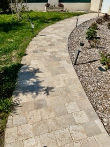 Photo de galerie - Création de la dalle béton et pose de travertin 