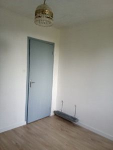 Photo de galerie - Mise en peinture mur , plafond et 
 porte.pose de parquet flottant 

