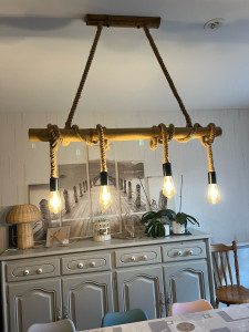 Photo de galerie - Pose d’un lustre après déplacement au dessus de la table à manger. 