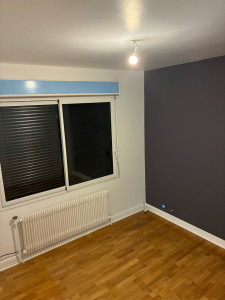 Photo de galerie - Avant / Après – Rénovation complète de cette pièce réalisée de A à Z : isolation des murs en Placo avec polystyrène, isolation des tableaux de fenêtres en liège, réalisation des bandes à joints, enduits, ponçage, peinture et pose des plinthes.
