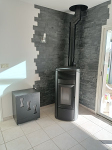 Photo de galerie - Pose de carrelage de parement et fabrication d'un meuble réservoir pour des pellets (granulés)