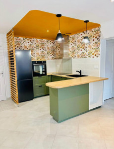 Photo de galerie - Cuisine Leroy merlin, petite touche deco peinture au plafond et papier peint (