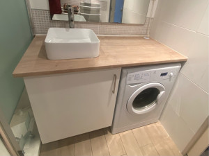 Photo de galerie - Rénovation salle de bain avec pose meuble vasque avec plan de travail et espace machine à laver 
