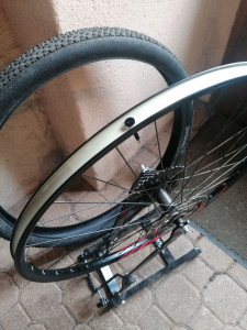 Photo de galerie - Pose d'un kit tubeless, pour l'utilisation d'une roue sans chambre à air. 