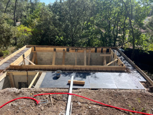 Photo de galerie - Réalisation  terrasse suspendu reprise sur les mur de la piscine 