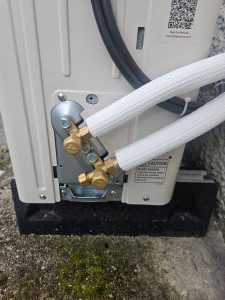 Photo de galerie - Raccordements Frigorifiques et Électriques Unité Extérieure Toshiba 