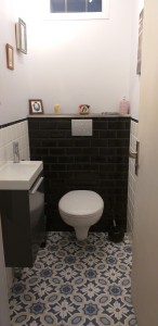 Photo de galerie - Pose d'un wc suspendu et d'une paroi carrelé ainsi que le revêtement de sol.