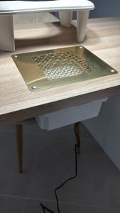 Photo de galerie - Installation d'un aspirateur encastré dans un plan de travail avec une scie sauteuse, pour une prothésiste ongulaire.