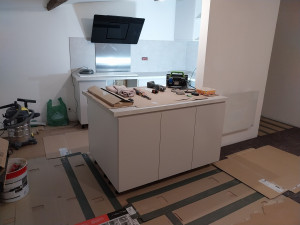 Photo de galerie - Cuisine équipée pose parquet carrelage peinture 