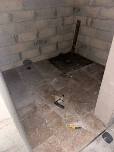 Photo de galerie - Création de douche en travertin