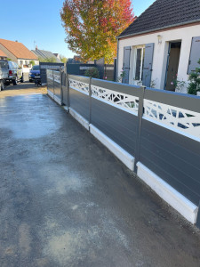Photo de galerie - Clôture aluminium avec soubassement 25cm