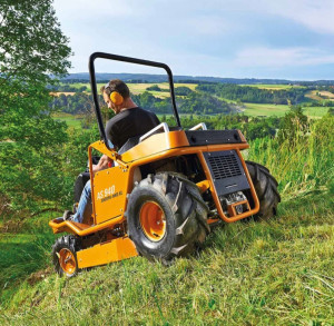 Photo de galerie - Tracteur débroussailleur professionnel pour défricher