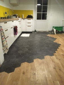 Photo de galerie - Pose de parquet lames droite à l'anglaise. Parquet Artens Chêne massif ( Leroy Merlin)