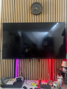 Photo de galerie - Pose de panneaux en bois ainsi que fixation. TV.