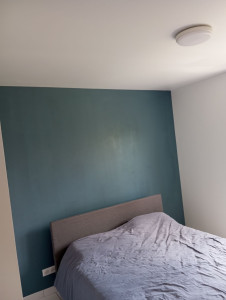 Photo de galerie - Peinture 3 murs + plafond blanc mat et un mur couleur bleu. 