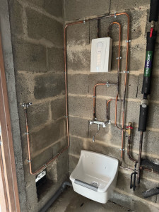Photo de galerie - Instalation d’un chauffe-eau instantané d’un vidoirs d’un robinet et d’un mitigeur mural avec réseaux cuivre  