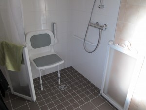 Photo de galerie - Salle de bains pour personnes a mobilité réduite.
