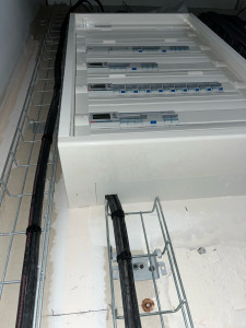 Photo de galerie - Pose et raccordement d’un Tableau Divisionnaire électrique pour l’étage d’un plateau de bureau. 