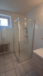 Photo de galerie - Installation d'une parois de douche avec parois fix et parois avec ouvrant 