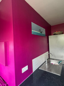 Photo de galerie - Peinture murale couleur vive, pour dynamiser l’espace cuisine.