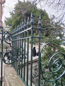 Photo de galerie - Grattage et décapage portail palais du pape Avignon 