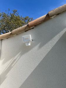 Photo de galerie - Pose d’un projecteur à détection. 