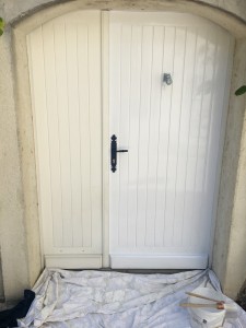 Photo de galerie - 1ère couches d’une peinture glycero sur une porte d’entrée extérieur 