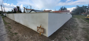 Photo de galerie - Construction d un mur de clôture de 45 ml avec pose de chapeau et la réalisation de l enduit 